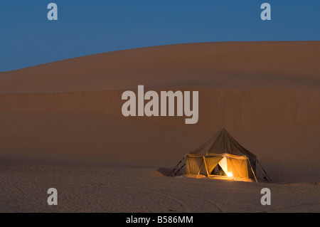 Camp touristique, Erg Awbari, désert du Sahara, Fezzan, Libye, Afrique du Nord, Afrique Banque D'Images