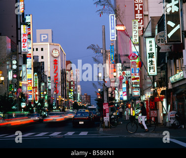 Néons au crépuscule, Asahikawa, Hokkaido, Japon, Asie Banque D'Images