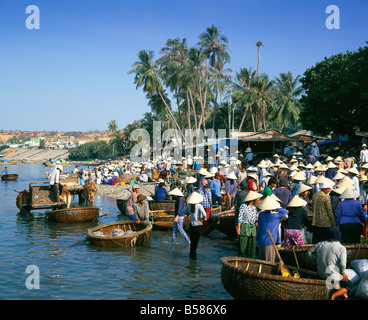 Village de pêcheurs, les personnes qui reçoivent le matin à partir de capture de la flotte de bateaux de pêche, Mui Ne, le centre-sud de la côte, le Vietnam, l'Indochine Banque D'Images