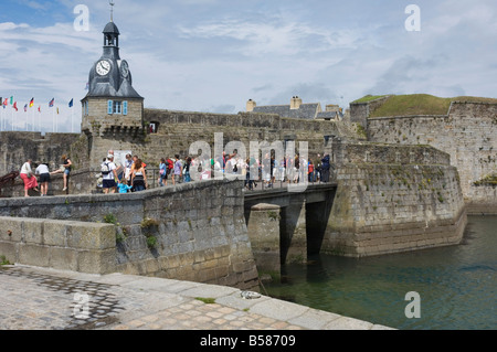 Le Beffroi et l'entrée de la vieille ville fortifiée de Concarneau, Finistère Sud, Bretagne, France, Europe Banque D'Images