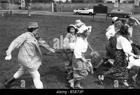 Pas moins de blé Whoppers : tail-end Tillie flics un Whopper dans la pratique du blé-run énorme pour le Festival du Jubilé qui aura lieu le 7 juin. Avril 1977 P005082 Banque D'Images