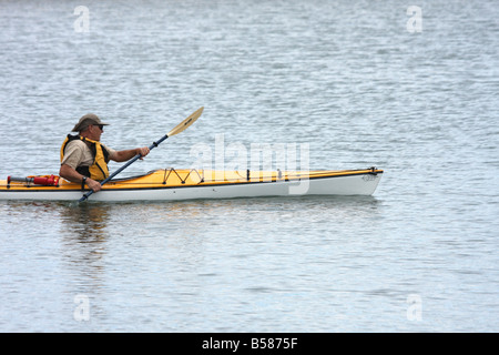 Un homme plus âgé bénéficiant du Milwaukee Wisconsin Port kayak à la fin de l'été Banque D'Images