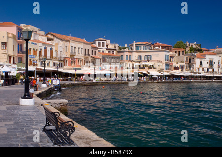 Des tavernes et des restaurants entourant le port dans la vieille ville de Hania (La Canée) (La Canée), Crète, Grèce, Europe Banque D'Images