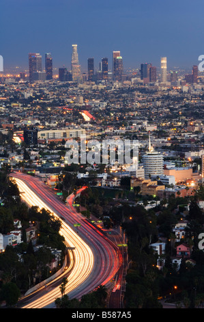 Quartier du centre-ville de gratte-ciel et de voiture sur une voie publique de la ville, Los Angeles, Californie, États-Unis d'Amérique, Amérique du Nord Banque D'Images