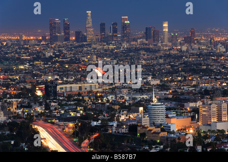 Quartier du centre-ville de gratte-ciel et de voiture sur une voie publique de la ville, Los Angeles, Californie, États-Unis d'Amérique, Amérique du Nord Banque D'Images