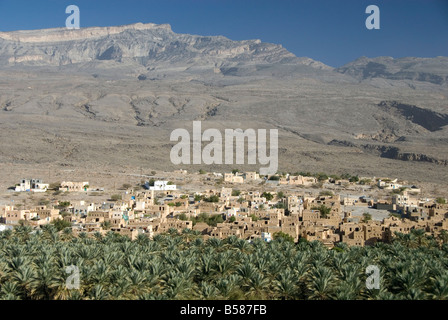 Petite ville à côté de ses terres irriguées palmery, Al Hamra, au pied de la montagne de Jabal Akhdar, dans le nord de l'Oman, Middle East Banque D'Images