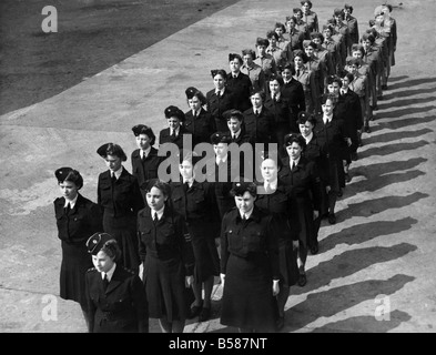 Répétition pour la parade : l'Association nationale des corps de formation pour les filles sont d'organiser un défilé de la fête nationale en mai dans le Wirral. Manchester membres du Corps d'instruction des filles et des femmes de l'Air Corps junior ont été choisis pour former une garde d'honneur au cours de la parade. Emploi en comptabilite montre des deux organisations en répétition pour la garde d'honneur. Avril 1945 P005282 Banque D'Images