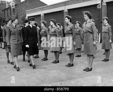 Répétition pour la parade. L'Association nationale des corps de formation pour les filles sont d'organiser un défilé de la fête nationale dans le Wirral en mai. Manchester membres du Corps d'instruction des filles et des femmes du Corps Air junior ont été choisis pour former une garde d'honneur au cours de la parade. Avril 1945 P005284 Banque D'Images