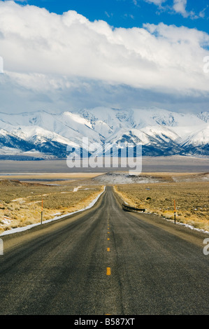 Une route droite sur l'US Route 50, la route plus solitaire en Amérique, Nevada, États-Unis d'Amérique, Amérique du Nord Banque D'Images