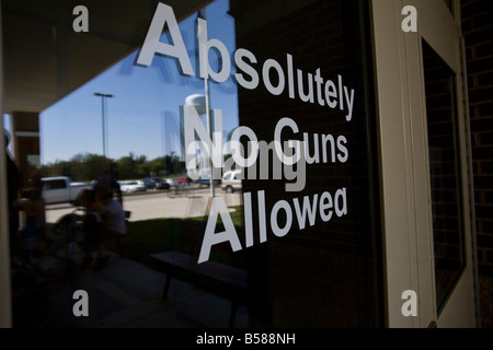 L 'absolument pas d'armes à feu autorisé" signe sur la porte d'entrée d'un Saint James middle school à St James, Missouri. Banque D'Images