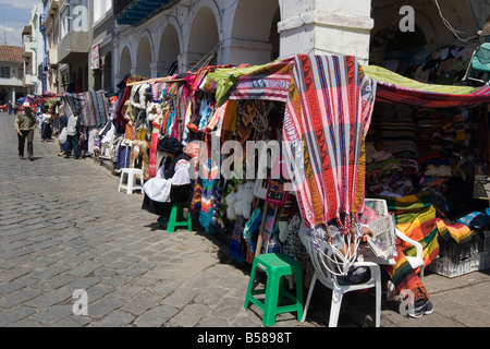 Vêtements et textiles colorés pour les touristes dans le marché sur la Plaza San Francisco, Cuenca, Azuay Province, l'Équateur Banque D'Images