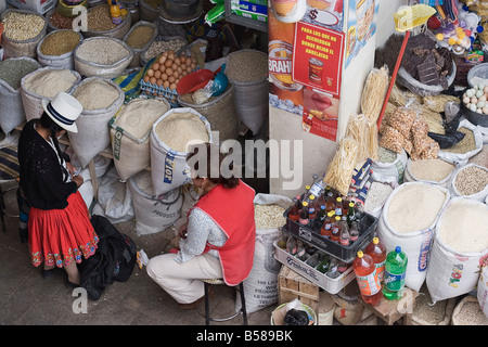 Stands vendant des oeufs et d'autres produits séchés dans le marché de Agosto sur la Calle Larga, Cuenca, Azuay Province, l'Équateur Banque D'Images