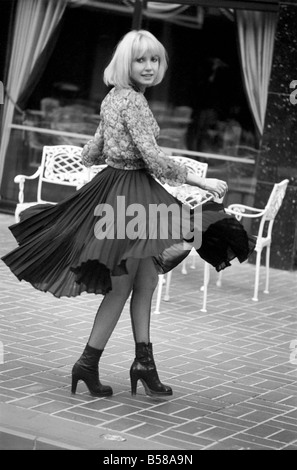 L'actrice Bulle Ogier film français photographié à la barre de la Bohème Chelsea, à Londres. Février 1975 75-00948-002 Banque D'Images