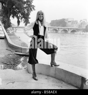 La mode de Paris : Yves Saint Laurent - Rive Gauche - Christine, 20 ans, modèle sur les bords de Seine le port de velours Framboise knickers velours vert de golf avec gilet et chemisier de soie blanc, bottines avec cape longue. Juillet 1970 70-6876-004 Banque D'Images