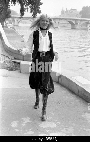 La mode de Paris : Yves Saint Laurent - Rive Gauche - Christine, 20 ans, modèle sur les bords de Seine le port de velours Framboise knickers velours vert de golf avec gilet et chemisier de soie blanc, bottines avec cape longue. Juillet 1970 70-6876-014 Banque D'Images