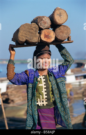 Femme au travail par le fleuve Ayeyarwady Mandalay Myanmar Birmanie Asie Banque D'Images