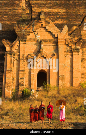 Nun avec moines novices holding alms boules à Mingun Paya Mingun Mandalay Myanmar Birmanie Asie Banque D'Images