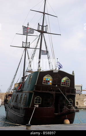 Bateau Pirate amarré à port vénitien de Rethymnon Crète Grèce Septembre 2008 Banque D'Images