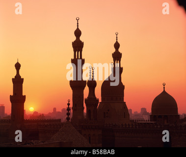 Les dômes et les minarets se découpant au coucher du soleil Le Caire Egypte Afrique du Nord Afrique Banque D'Images