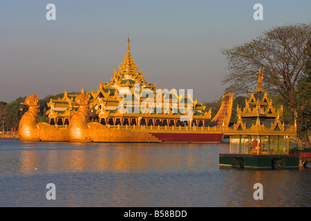 Le Karaweik en béton d'une réplique de la barge royale Lac Kandawgyi Yangon Yangon Myanmar Birmanie Asie Banque D'Images