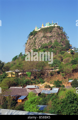 Le Temple du mont Popa le noyau d'un volcan éteint et demeure de Myanmar apos s plus puissants dieux nats mont Popa Myanmar Banque D'Images