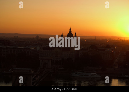 Lever du soleil, Saint Stephen's Basilica dome, Budapest, Hongrie Banque D'Images