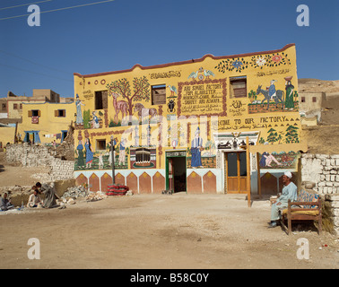 Sa façade est décorée de l'usine d'albâtre Abou Simbel Egypte Afrique du Nord Afrique Banque D'Images