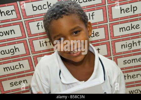 Écolier bébé l'apprentissage de la lecture en classe de maternelle Banque D'Images