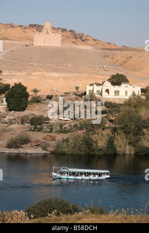 Donnant sur le Nil et le mausolée de l'Aga Khan, Assouan, Egypte, Afrique du Nord, Afrique Banque D'Images