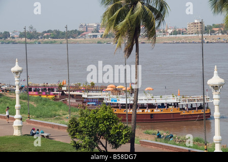 Bateaux de touristes sur la rivière Tonle Sap, Phnom Penh, Cambodge, Indochine, Asie du sud-est Banque D'Images