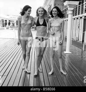 Trois femmes les plus récentes de modélisation en bikini mode.. Juillet 1970 70-6839-002 Banque D'Images