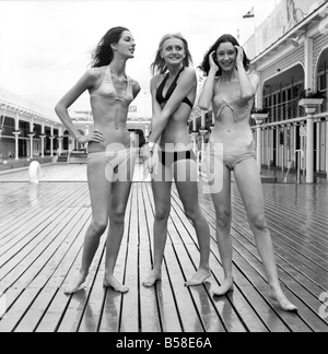 Trois femmes les plus récentes de modélisation en bikini mode.. Juillet 1970 70-6839-004 Banque D'Images