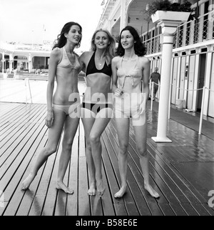 Trois femmes les plus récentes de modélisation en bikini mode.. Juillet 1970 70-6839-007 Banque D'Images