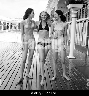 Trois femmes les plus récentes de modélisation en bikini mode.. Juillet 1970 70-6839 Banque D'Images