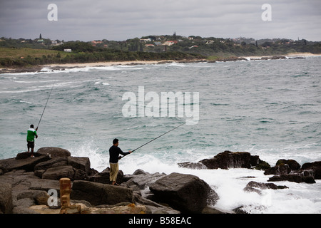 La pêche en mer au large des rochers. Les vagues vers Port Edward Beach à partir de l'océan Indien sur la côte est de l'Afrique du Sud' Banque D'Images