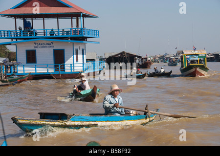 Le lac Tonlé Sap, les boat people vietnamiens, près de Siem Reap, Cambodge, Indochine, Asie du sud-est Banque D'Images