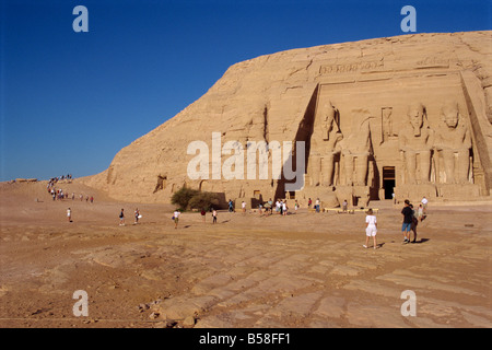 Temple d'Re-Herakhte pour le pharaon Ramsès II (le Grand), déplacés lors de la construction du barrage d'Assouan, Abou Simbel, Egypte Banque D'Images