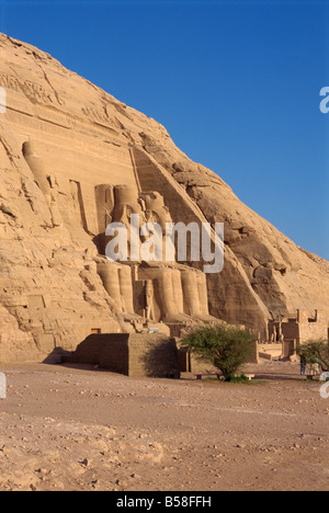 Temple d'Re-Herakhte pour le pharaon Ramsès II (le Grand), déplacés lors de la construction du barrage d'Assouan, Abou Simbel, Egypte Banque D'Images