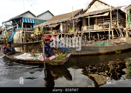 Kampong Phluk, une grappe de trois villages de maisons sur pilotis sur la plaine du lac Tonle Sap, Cambodge, Indochine Banque D'Images