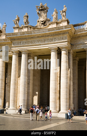 Passage voûté et les touristes sur la Place Saint Pierre, Piazza San Pietro, Vatican, Rome, Italie Banque D'Images