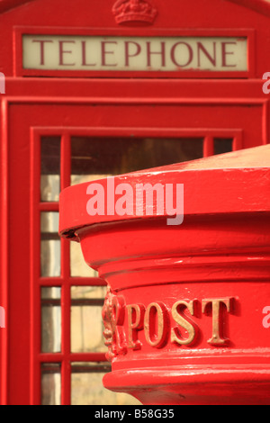 La boîte aux lettres rouge à côté d'un téléphone public fort, Warwick, Royaume-Uni Banque D'Images