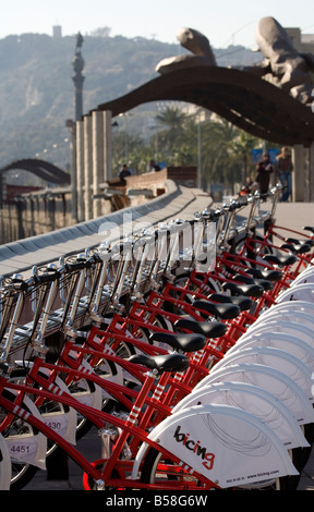 Rangée de vélos stationnés dans la Barcelone service Bicing Banque D'Images