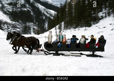 En carriole à l'hôtel Chateau Lake Louise, Lake Louise, Alberta, Canada, Amérique du Nord Banque D'Images