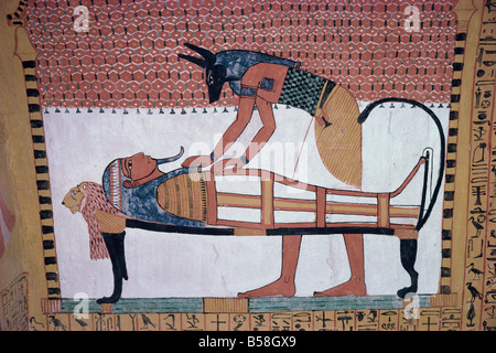 Peinture murale montrant le dieu Anubis penché au-dessus de momie de Ramsès II, dans la tombe de Sinjin, Deir el Medina, Thèbes, Egypte, Afrique du Sud Banque D'Images