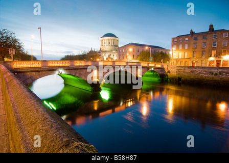 L'O Donavan Rossa Bridge et quatre cours vus de Wood Quay Banque D'Images