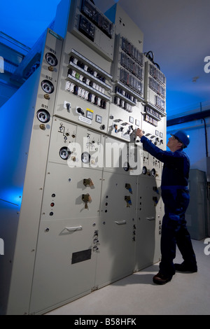 Sous-station électrique Ingénieur en fournissant une alimentation électrique à la grille et la communauté locale de vent Éoliennes Standard Banque D'Images