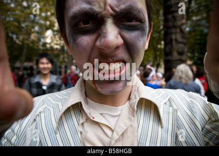 Le 25e anniversaire de Thriller de Jackson, Seattle vidéo Zombies se rassemblent dans le parc occidental d'accueillir un événement de danse Thriller. Banque D'Images