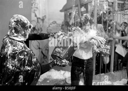 Loisirs : programme : Tiswas : Daily Mirror's Sue Tranter, passé le samedi matin dans la cage sur le programme Tiswas à Birmingham d'être fouettés avec mousse "crème anglaise" tartes et douche froide. Janvier 1981 81-00026-002 Banque D'Images