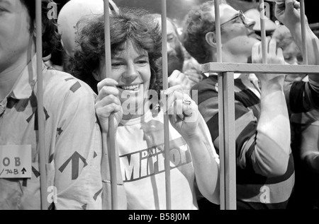 Loisirs : programme : Tiswas : Daily Mirror's Sue Tranter, passé le samedi matin dans la cage sur le programme Tiswas à Birmingham d'être fouettés avec mousse "crème anglaise" tartes et douche froide. Janvier 1981 81-00026-004 Banque D'Images