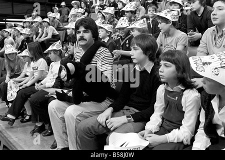 Loisirs : programme : Tiswas : Daily Mirror's Sue Tranter, passé le samedi matin dans la cage sur le programme Tiswas à Birmingham d'être fouettés avec mousse "crème anglaise" tartes et douche froide. Présentateur de télévision Bob Carolgees dans la foule avec son singe. Janvier 1981 81-00026-006 Banque D'Images